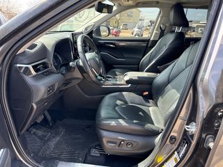 2022 Toyota Highlander Hybrid Limited - Interior Front Seat Image